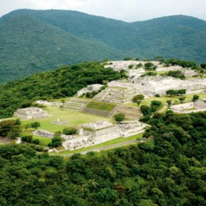 Xochicalco en el estado de Morelos fue la ciudad-estado que llenó el vacío de poder que dejó Teotihuacan en Mesoamérica
Xochicalco significa en nahuatl Lugar de la Casa de las Flores y se desarrolló entre los años 799 a 900 d.C.
Un plan urbano del que queda reminiscencia en una maqueta de piedra le dotó de calzadas murallas terrazas bastiones conjuntos habitacionales baños de temascal juegos de pelota templos almacenes
Destacan la Plaza de la Estela de los dos Glífos el espacio cívico más importante pues hasta ahí estaba permitido el acceso al pueblo la Plaza Principal donde se localiza la Pirámide las Serpientes Emplumadas con taludes decorados con serpientes y personajes sedantes El Observatorio caverna donde se produce la entrada de luz utilizada para la programación de ciclos agrícolas
Por su emplazamiento y sistemas de fortificaciones ha sido considerada como una de las estructuras militares de mayor importancia en América
Humboldt la mencionó aún cuando no pudo visitarla al igual que Julio Verne que la incluyó en una de sus novelas
Queda por explorarse la mayoría de la zona que cuenta con un bien montado museo donde destaca la escultura del Señor de Rojo y esta inscrita en la UNESCO sitio como Patrimonio Mundial
Los trabajos de exploración a partir de 1988 de los arqueólogos Norberto Gonzalez y Silvia Garza Tarazona significaron en el descubrimiento de múltiples edificaciones calzadas juegos de pelota emplazamientos y temascales además de notables figuras de dignatarios deidades y figuras zoomorfas
La zona arqueológica de Xochicalco se ubica en el entorno de la selva baja caducifolia el ecosistema mas extendido a Mexico
El fotógrafo Ernesto Ríos captó por primera vez el fenómeno que se produce en cámaras de alta resolución debido a la manera en que está diseñado el observatorio y la concentración de los rayos de luz que penetran produciendo reflejos

Xochicalco (799 a 900 d.C.) fue la ciudad-estado mas importante de Mesoameri